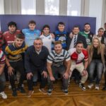 El intendente Javkin con deportistas del rugby local al momento de anunciar obras en el Hipódromo. Crédito: Prensa MR