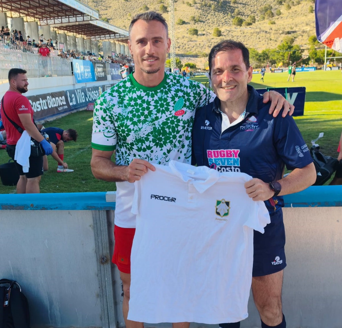 Presencia rosarina: Carlos Perrone exporta el referato local al verano europeo y tuvo un cruce verdinegro con Juan Imhoff