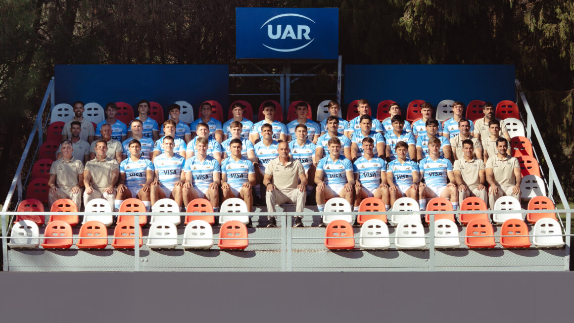 Mundial M20: Los Pumitas posaron para la tradicional foto de equipo y las camisetas de sus clubes antes de viajar a Georgia