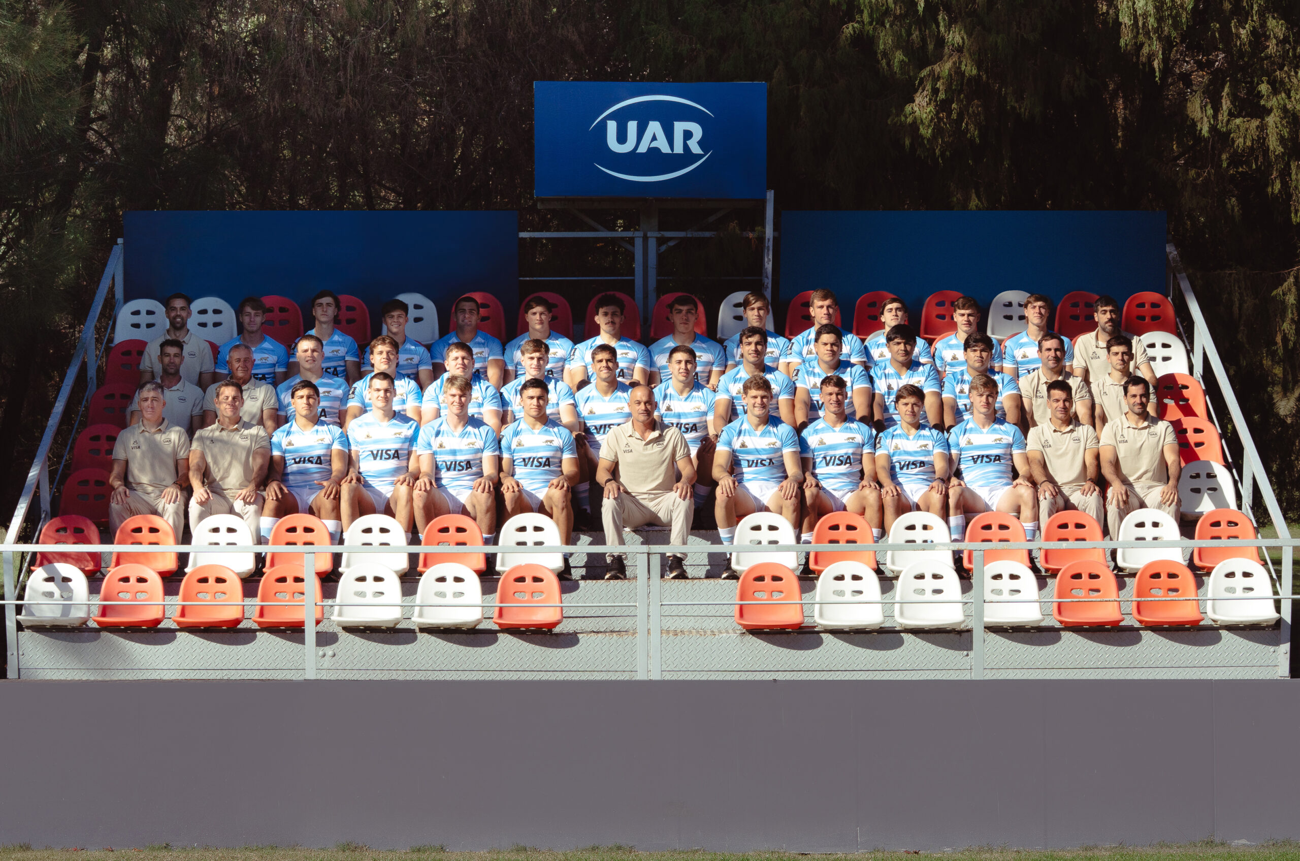 Mundial M20: Los Pumitas posaron para la tradicional foto de equipo y las camisetas de sus clubes antes de viajar a Georgia